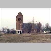 001-1101 Maerz 2003 in Allenburg. Die Kirche ohne Storchennester auf dem Turm. Rechts das Pfarrhaus.jpg